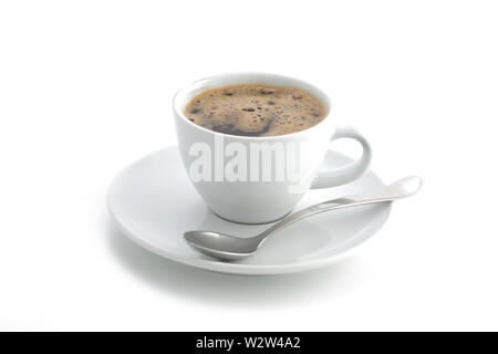 Un livre blanc tasse à café et soucoupe et cuillère café noir isolé sur fond blanc Banque D'Images