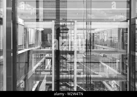 Réflexions abstraites de fenêtres dans le bâtiment de bureau de morden. Photo en noir et blanc. Banque D'Images