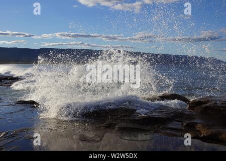 Vagues sur les rochers au point Bellambi Banque D'Images