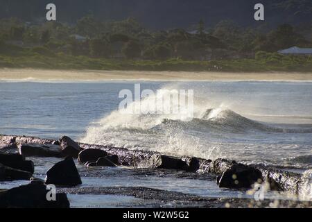 Vagues sur les rochers au point Bellambi Banque D'Images