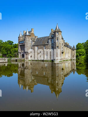 Château de Trécesson médiévale, château de Trécesson, lors d'une journée ensoleillée avec réflexion sur l'eau, Campeneac, monument de la forêt de Brocéliande, Bretagne, France. Banque D'Images