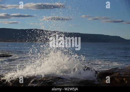 Vagues sur les rochers au point Bellambi Banque D'Images