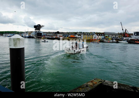 River traversant d'Est en Ouest Cowes Cowes en bateau sur la rivière Medina, île de Wight, Angleterre, Royaume-Uni. Banque D'Images