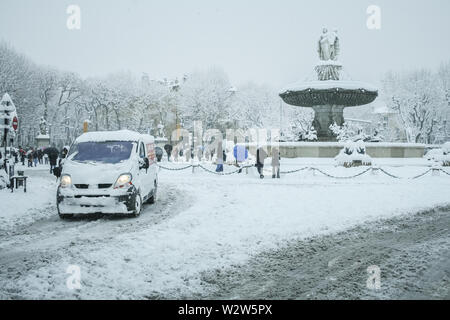 AIX EN PROVENCE, FRANCE - 7 janvier 2009 : Fontaine de la Rotonde fontaine couverte de neige avec des voitures bloqué en raison de la météo. Rotonde est l'une des symbo Banque D'Images