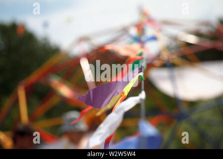 Un coup de flou des ornements décoratifs de rubans multicolores, selective focus. Banque D'Images