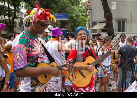 Rio de Janeiro, Brésil - Frebuary 15, 2015 : les gens célébrant le carnaval dans les rues d'Ipanema Banque D'Images