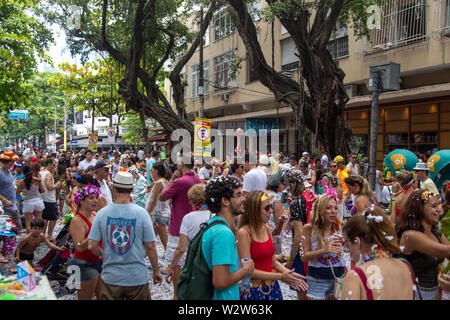 Rio de Janeiro, Brésil - Frebuary 15, 2015 : les gens célébrant le carnaval dans les rues d'Ipanema Banque D'Images