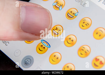 Près d'une personne un caractère emoji votre publicité Banque D'Images