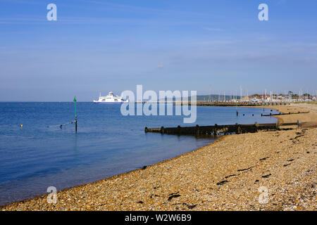 Une vue sur le Solent pour traverser le continent depuis Norton Spit beach à Yarmouth, sur l'île de Wight, Angleterre, Royaume-Uni. Banque D'Images