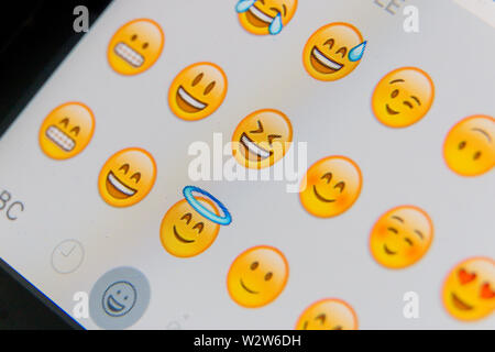 Close up de certains caractères emoji sur un téléphone Banque D'Images