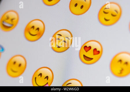 Close up de certains caractères emoji sur un téléphone Banque D'Images