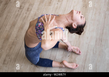 Monter la fille actif sport à la mode sportswear dans l'exercice de remise en forme yoga studio de yoga. Vie urbaine active. Banque D'Images