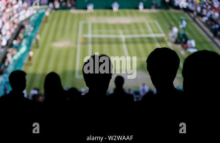 Londres, Grande-Bretagne. 10 juillet, 2019. Spectateurs regarder le masculin entre le quart de finale de Roger Federer La Suisse et Kei Nishikori du Japon à la Tennis de Wimbledon 2019 à Londres, Grande-Bretagne, le 10 juillet 2019. Credit : Han Yan/Xinhua/Alamy Live News Banque D'Images