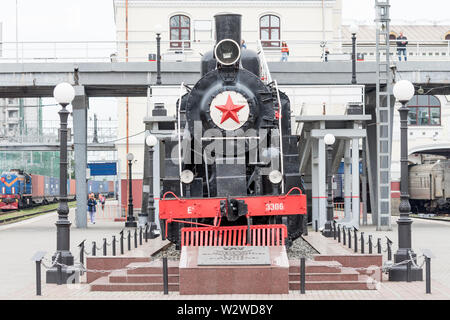 La Russie, Vladivostok, 07/06/2019. Vieille locomotive comme monument sur la plate-forme de la gare de Vladivostok. Ce monument est à la mémoire de railwa Banque D'Images