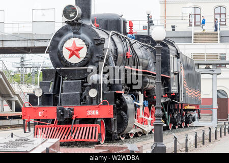 La Russie, Vladivostok, 07/06/2019. Vieille locomotive comme monument sur la plate-forme de la gare de Vladivostok. Ce monument est à la mémoire de railwa Banque D'Images