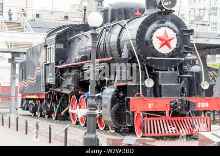 La Russie, Vladivostok, 07/06/2019. Vieille locomotive comme monument sur la plate-forme de la gare de Vladivostok. Ce monument est à la mémoire de railwa Banque D'Images