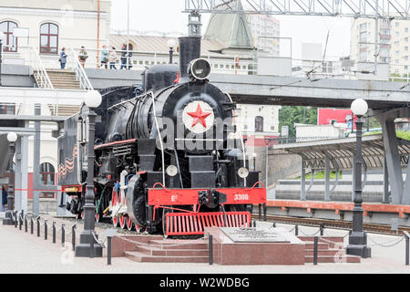 La Russie, Vladivostok, 07/06/2019. Vieille locomotive comme monument sur la plate-forme de la gare de Vladivostok. Ce monument est à la mémoire de railwa Banque D'Images