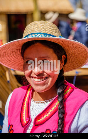 Portrait d'une femme indigène péruvienne souriante dans une île flottante de roseaux totora, les îles flottantes d'Uros, le lac Titicaca, Uros, Puno, Pérou Banque D'Images