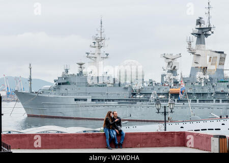 La Russie, Vladivostok, 07/06/2019. Jeune et heureux couple fait fond sur les selfies du port maritime et de l'instrumentation de missiles navire 'Marshal gamme Zhoukov' Banque D'Images