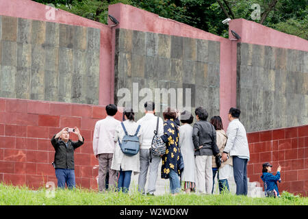 La Russie, Vladivostok, 07/06/2019. Groupe de touristes en provenance de Corée du Sud Prendre des photos sur des sites touristiques dans le centre-ville de la ville. Tourisme à Vladivostok, les touristes asiatiques, wa Banque D'Images