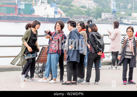 La Russie, Vladivostok, 07/06/2019. Groupe de touristes en provenance de Corée du Sud Prendre des photos sur des sites touristiques dans le centre-ville de la ville. Tourisme à Vladivostok, les touristes asiatiques, wa Banque D'Images