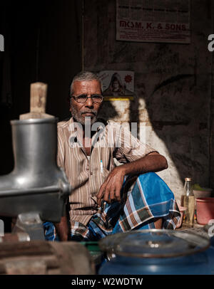 NEW DELHI, INDE - circa 2018 Novembre : Vendeur dans la région de strees Chandni Chowk dans Old Delhi. Banque D'Images
