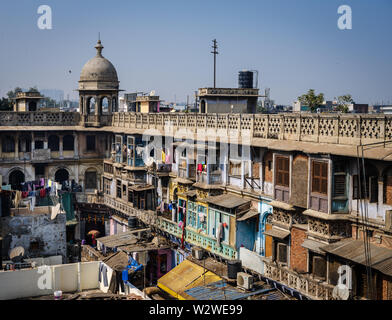 NEW DELHI, INDE - circa 2018 Novembre : Intérieur de la Gadodia marché aux épices dans la vieille ville de Delhi. Ce marché est plein de magasins et c'est l'une des grandes Banque D'Images