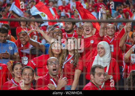 Les partisans égyptiens applaudissent dans les tribunes durant l'Afrique de 2019 Cup of Nations Group UN match de football entre l'Égypte et Afrique du Sud au stade du Caire Banque D'Images