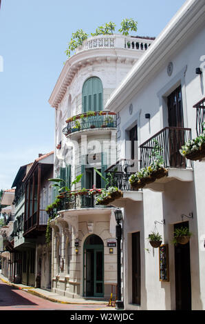 Charmants balcons dans Casco Viejo, le célèbre quartier historique de la ville de Panama et site du patrimoine mondial depuis 1997 Banque D'Images