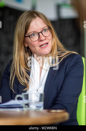 Magdeburg, Allemagne. 06Th Mai, 2019. Psychologue du développement Nicole Wetzel dans le laboratoire de neurobiologie à l'Institut Leibniz. Psychologue du développement Wetzel dirige le groupe de recherche sur le développement neurocognitif CBBS et, avec son équipe, examine l'attention dans l'enfance et de l'adulte ainsi que les effets de la distraction dans la pensée et les processus d'apprentissage. (Pour le département des technologies de l'article 'Cerveau') et Crédit : Jens Büttner/dpa-Zentralbild/dpa/Alamy Live News Banque D'Images