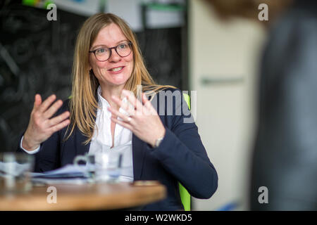 Magdeburg, Allemagne. 06Th Mai, 2019. Psychologue du développement Nicole Wetzel dans le laboratoire de neurobiologie à l'Institut Leibniz. Psychologue du développement Wetzel dirige le groupe de recherche sur le développement neurocognitif CBBS et, avec son équipe, examine l'attention dans l'enfance et de l'adulte ainsi que les effets de la distraction dans la pensée et les processus d'apprentissage. (Pour le département des technologies de l'article 'Cerveau') et Crédit : Jens Büttner/dpa-Zentralbild/dpa/Alamy Live News Banque D'Images