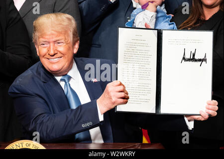 Washington, United States. 10 juillet, 2019. Le président Donald Trump signe un ordre exécutif pour faire progresser la santé des reins à la Ronald Reagan Building et International Trade Center à Washington, DC. Credit : SOPA/Alamy Images Limited Live News Banque D'Images