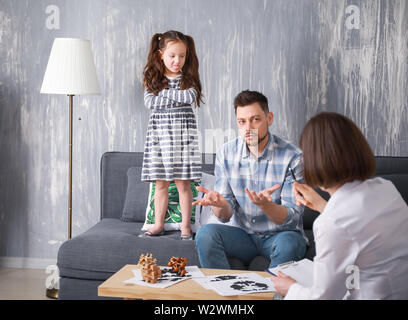 Malheureux père avec vilain petit fille dans le bureau du psychologue Banque D'Images