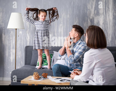 Malheureux père avec vilain petit fille dans le bureau du psychologue Banque D'Images