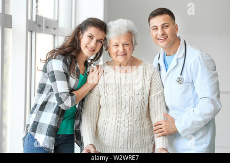 Senior woman avec sa petite-fille et médecin à l'hôpital Banque D'Images