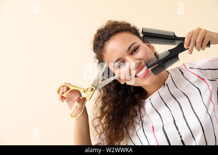 Belle coiffure afro-américaine sur fond clair Banque D'Images