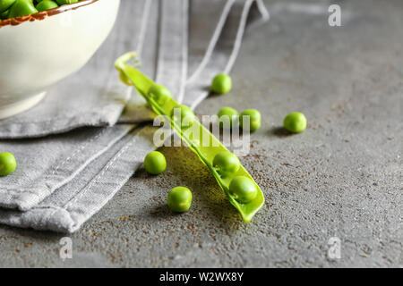 Les petits pois frais savoureux sur grunge background Banque D'Images