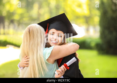 Accueil mère heureuse sa fille le jour de la remise des diplômes Banque D'Images