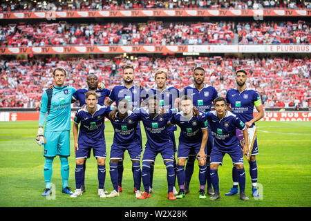 Lisbonne, Portugal. 10 juillet, 2019. Le RSC Anderlecht joueurs posent pour une photo de l'équipe avant le début de la match de football d'avant saison 2019/2020 entre SL Benfica vs Royal Sporting Club Anderlecht.(score final : SL Benfica 1 - 2 Royal Sporting Club Anderlecht) Credit : SOPA/Alamy Images Limited Live News Banque D'Images