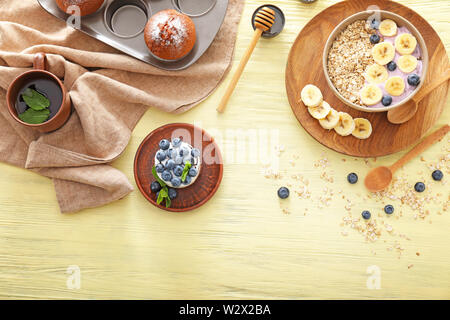 Bleuets savoureux desserts avec du yogourt et d'un plateau de table en bois Banque D'Images