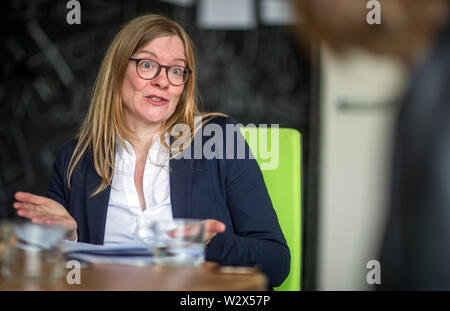 Magdeburg, Allemagne. 06Th Mai, 2019. Psychologue du développement Nicole Wetzel dans le laboratoire de neurobiologie à l'Institut Leibniz. Psychologue du développement Wetzel dirige le groupe de recherche sur le développement neurocognitif CBBS et, avec son équipe, examine l'attention dans l'enfance et de l'adulte ainsi que les effets de la distraction dans la pensée et les processus d'apprentissage. (Pour le département des technologies de l'article 'Cerveau') et Crédit : Jens Büttner/dpa-Zentralbild/dpa/Alamy Live News Banque D'Images