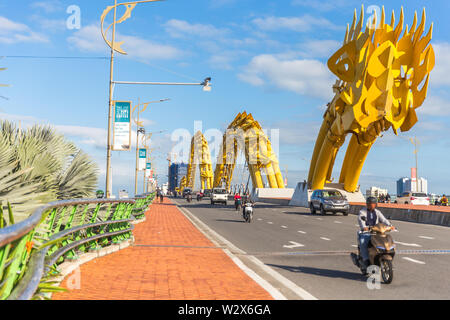 DANANG, VIETNAM - janvier 05, 2019 : Dragon bridge avec des voitures dans la journée à Danang Vietnam Banque D'Images