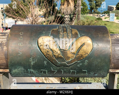 L'anglais et l'Hébreu metal virgo signe astro sur pont souhaitant dans la vieille ville de Jaffa, Israël Banque D'Images