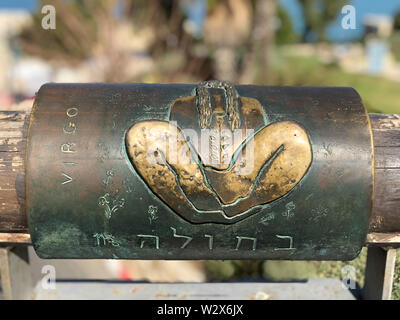 L'anglais et l'Hébreu metal virgo signe astro sur pont souhaitant dans la vieille ville de Jaffa, Israël Banque D'Images