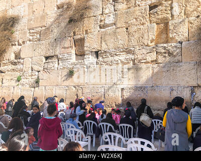 Jérusalem, Israël - 22 janvier 2019 : femmes prient au Mur des lamentations. Le Mur occidental, Mur des lamentations ou Kotel est situé dans la vieille ville de Jérusalem Banque D'Images