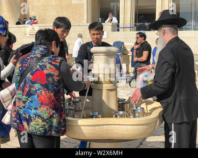 Jérusalem, Israël - 22 janvier 2019 : Grues avec de l'eau et rituel spécial tasses pour se laver les mains à côté du Mur des lamentations à Jérusalem Banque D'Images