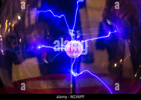 Boule de plasma avec des flammes bleues - magenta Banque D'Images