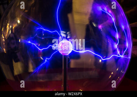 Boule de plasma avec des flammes bleues - magenta Banque D'Images