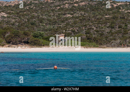 La mer d'azur incroyable de l'eau sur la plage rose de l'île budelli Maddalena en Sardaigne , Italie Banque D'Images