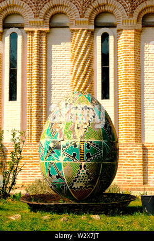 Snagov, Roumanie - 30 mars 2019 : Grande mosaïque géante easter egg trouvé dans la cour du monastère de Snagov. Banque D'Images